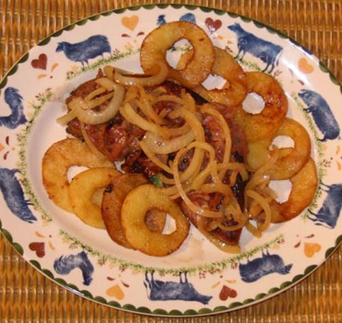 Gebakken kalfslever met appel en Calvados saus